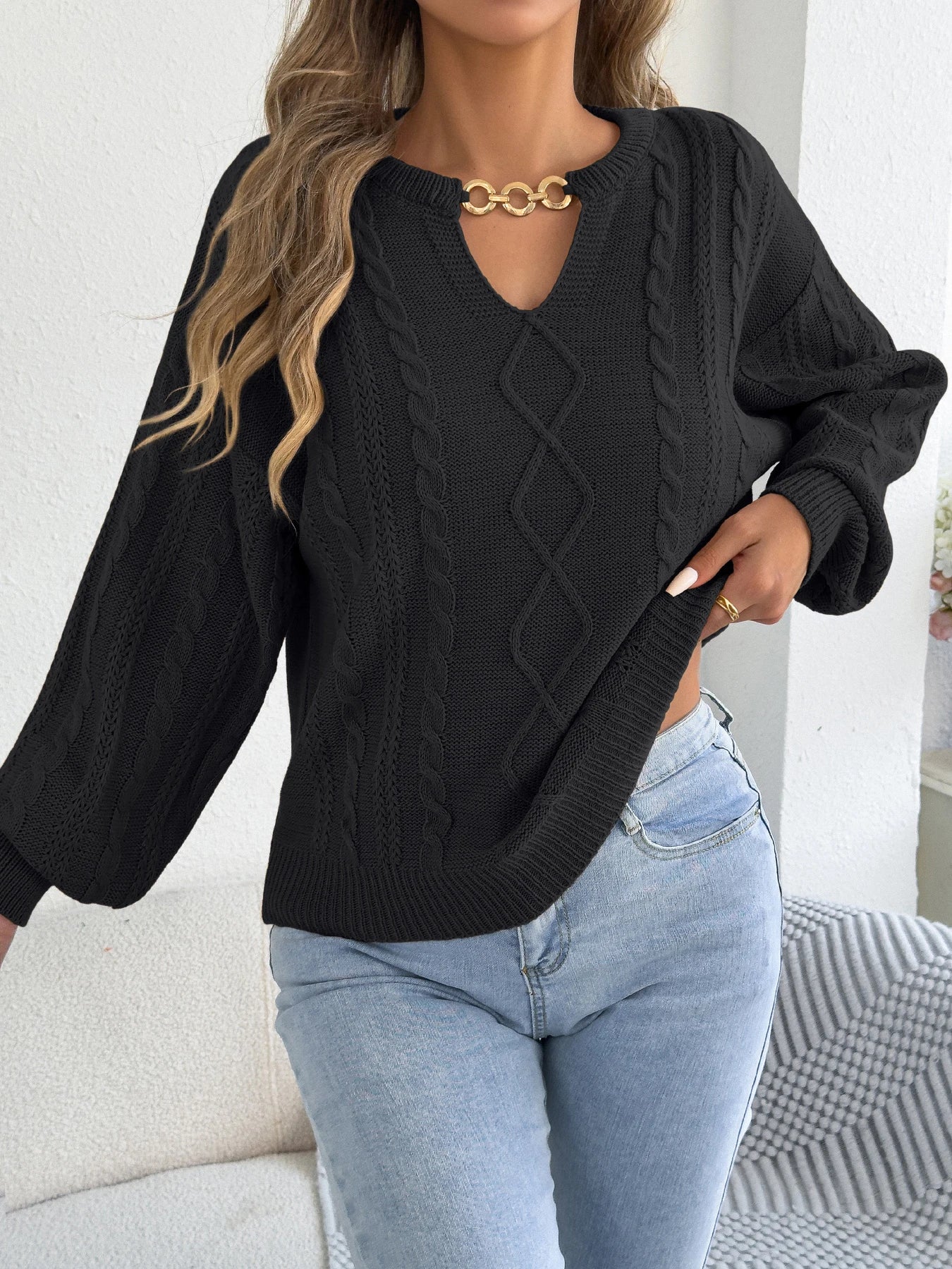 Maglione da donna con scollo a V e dettaglio a catena metallica