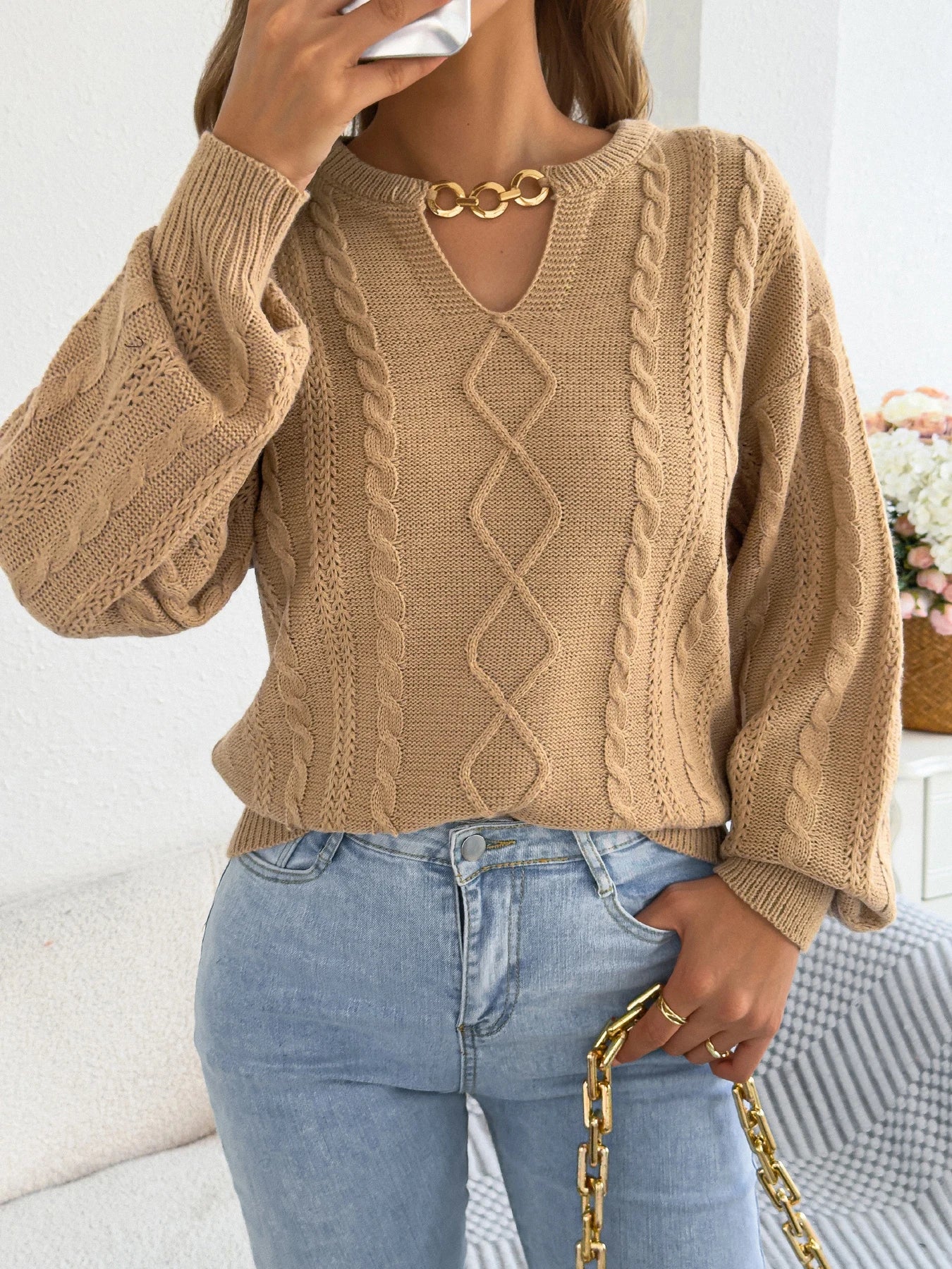 Maglione da donna con scollo a V e dettaglio a catena metallica