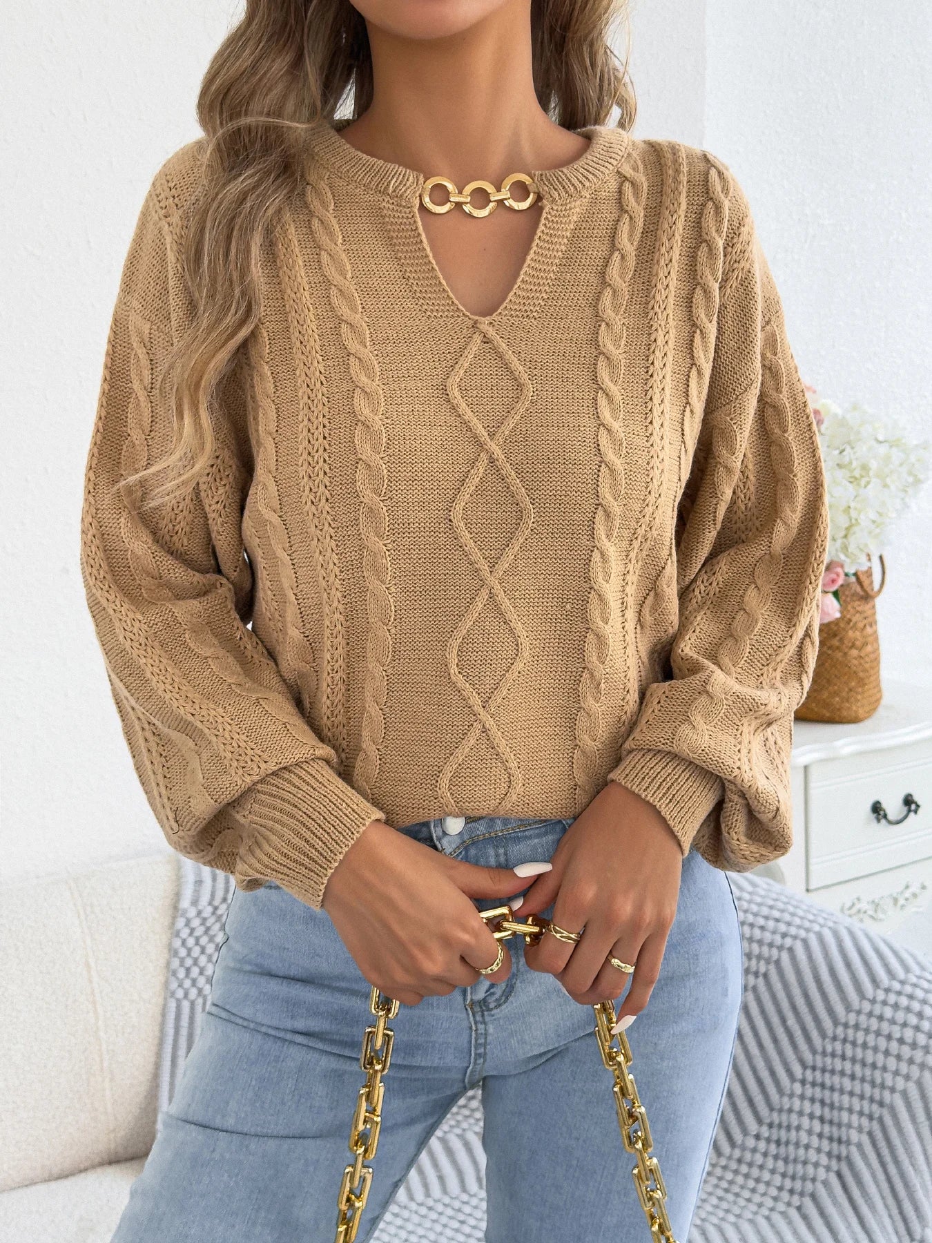 Maglione da donna con scollo a V e dettaglio a catena metallica