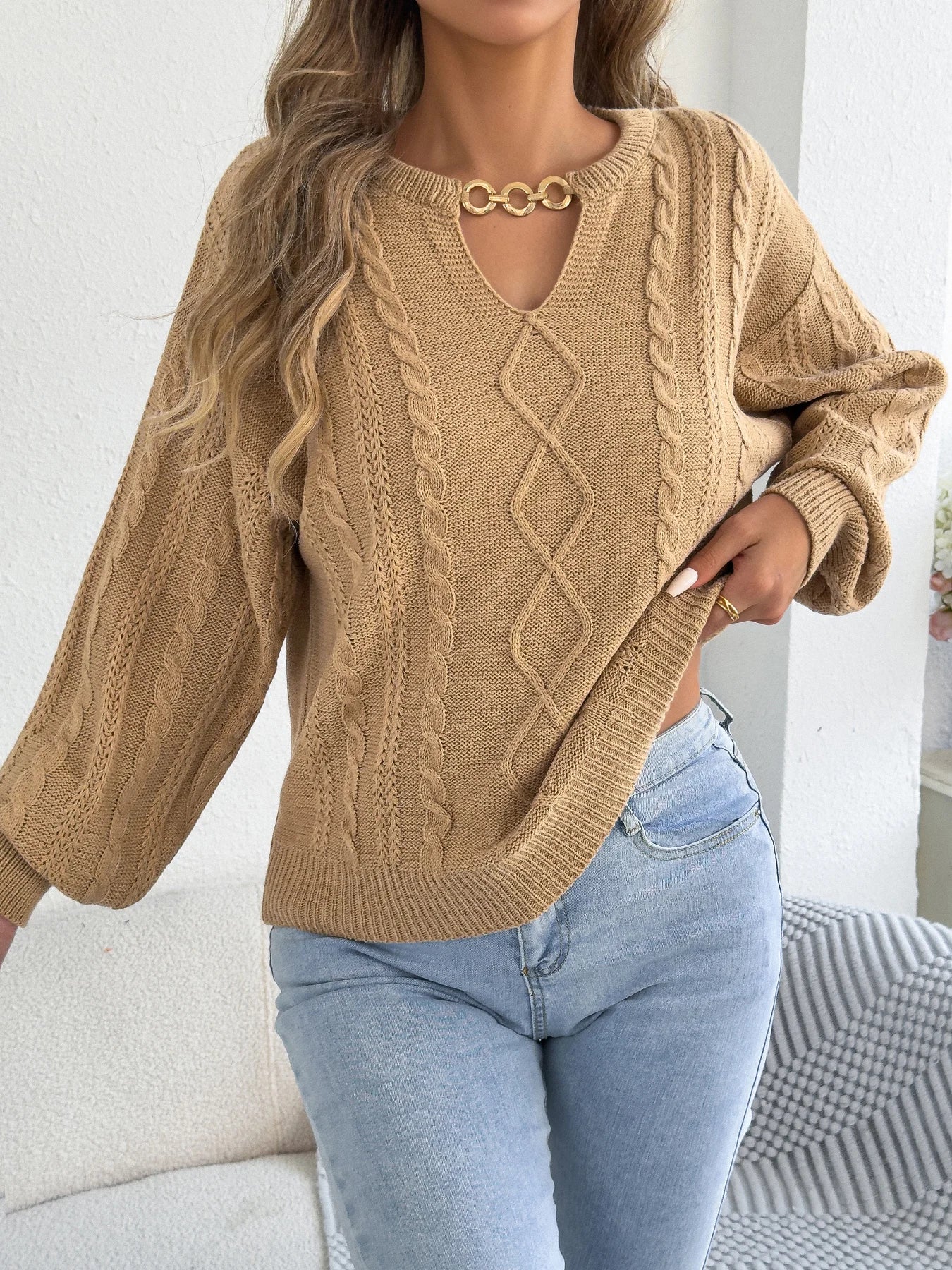 Maglione da donna con scollo a V e dettaglio a catena metallica