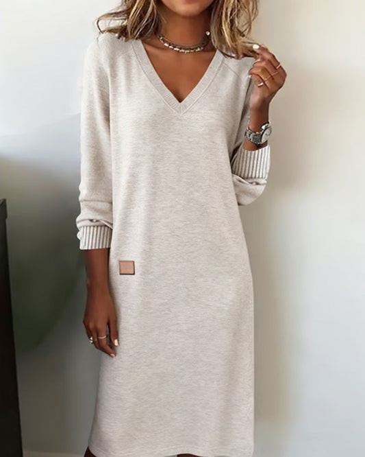 Maglione-abito elegante con scollo a V