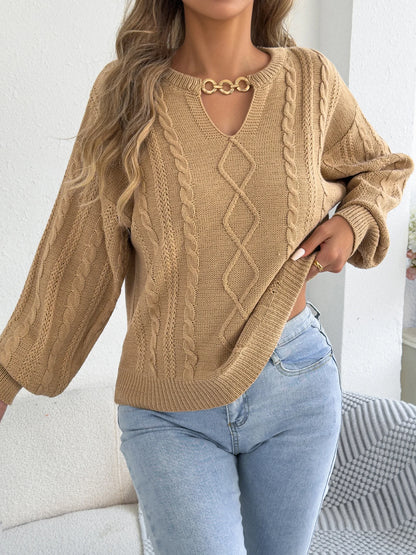 Maglione da donna con scollo a V e dettaglio a catena metallica