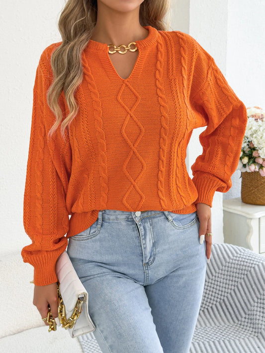 Maglione da donna con scollo a V e dettaglio a catena metallica